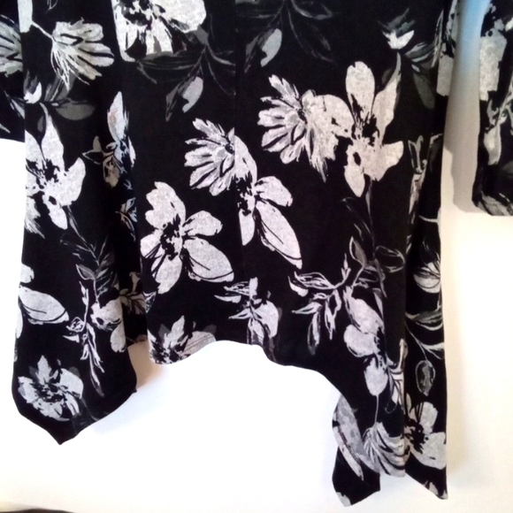 Artizan Floral 3/4 Sleeve Sharkbite Hemline Top - Picture 10 of 10